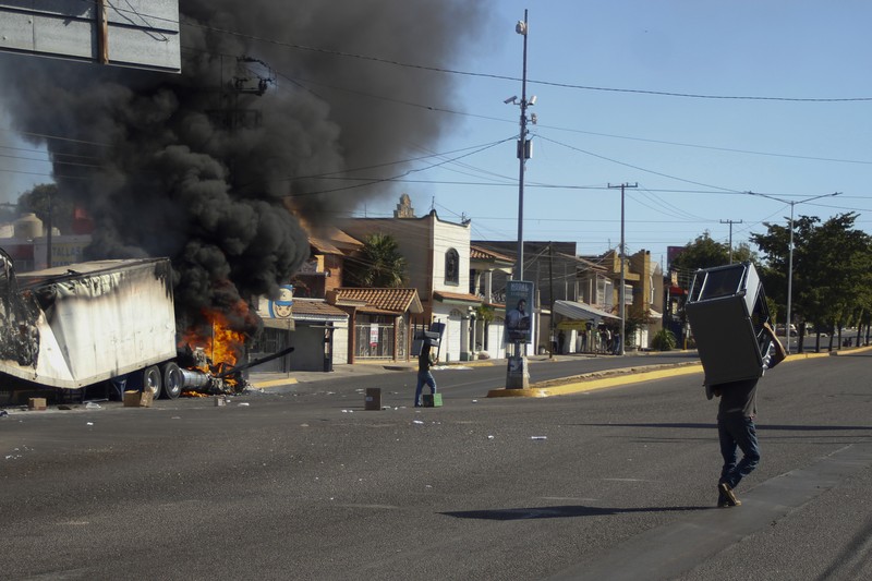 Kendaraan yang terbakar terlihat menghalangi jalan setelah gembong narkoba Ovidio Guzman ditangkap, di Culiacan, Sinaloa, Meksiko 5 Januari 2023. (Revista Espejo/Leo Espinoza/Handout via REUTERS)