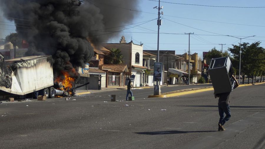 Kendaraan yang terbakar terlihat menghalangi jalan setelah gembong narkoba Ovidio Guzman ditangkap, di Culiacan, Sinaloa, Meksiko 5 Januari 2023. (Revista Espejo/Leo Espinoza/Handout via REUTERS)