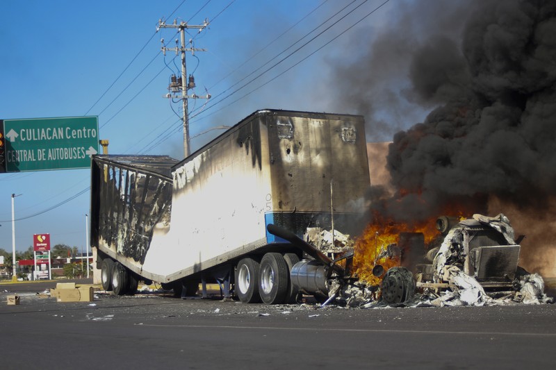 Kendaraan yang terbakar terlihat menghalangi jalan setelah gembong narkoba Ovidio Guzman ditangkap, di Culiacan, Sinaloa, Meksiko 5 Januari 2023. Kendaraan yang terbakar terlihat menghalangi jalan setelah gembong narkoba Ovidio Guzman ditangkap, di Culiacan, Sinaloa, Meksiko 5 Januari 2023. (Revista Espejo/Leo Espinoza/Handout via REUTERS)