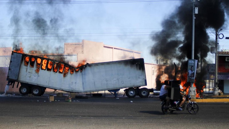 Kendaraan yang terbakar terlihat menghalangi jalan setelah gembong narkoba Ovidio Guzman ditangkap, di Culiacan, Sinaloa, Meksiko 5 Januari 2023. (Revista Espejo/Leo Espinoza/Handout via REUTERS)
