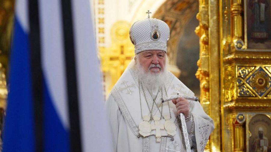 Patriark Ortodoks Rusia Kirill memimpin upacara pemakaman untuk imam agung Mikhail Vasilyev, pendeta militer yang meninggal di Ukraina selama akhir pekan, di katedral Kristus Sang Juru Selamat di Moskow pada 9 November 2022. - Mikhail Vasilyev terbunuh pada pagi hari tanggal 6 November 