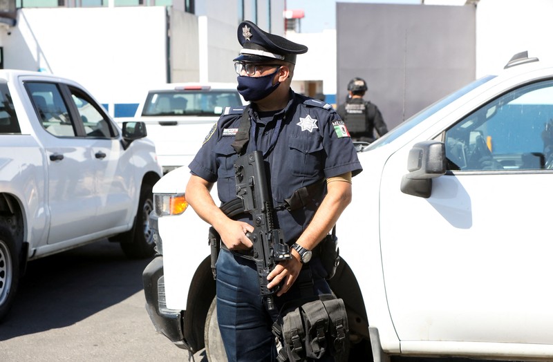Kendaraan yang terbakar terlihat menghalangi jalan setelah gembong narkoba Ovidio Guzman ditangkap, di Culiacan, Sinaloa, Meksiko 5 Januari 2023. (Revista Espejo/Leo Espinoza/Handout via REUTERS)