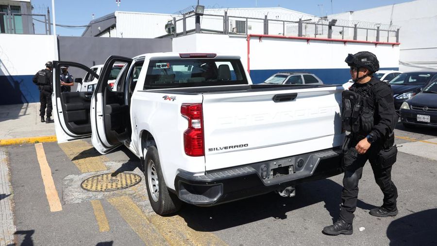 Petugas polisi investigasi berjalan di luar hanggar Kantor Kejaksaan Agung di bandara internasional Meksiko, di Mexico City, Meksiko 5 Januari 2023. (REUTERS/Luis Cortes)