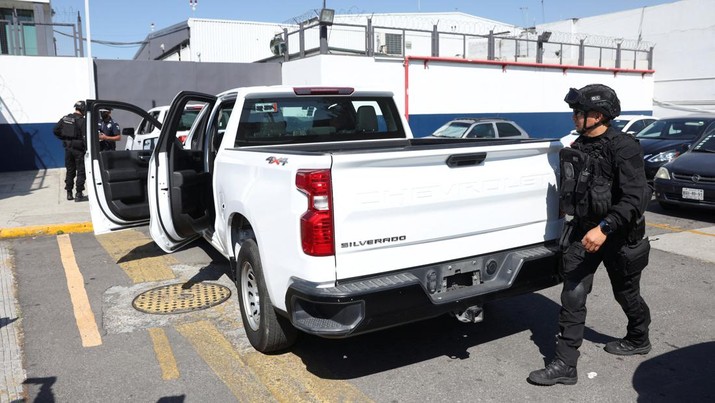 Petugas polisi investigasi berjalan di luar hanggar Kantor Kejaksaan Agung di bandara internasional Meksiko, di Mexico City, Meksiko 5 Januari 2023. Petugas polisi investigasi berjalan di luar hanggar Kantor Kejaksaan Agung di bandara internasional Meksiko, di Mexico City, Meksiko 5 Januari 2023. (REUTERS/Luis Cortes)