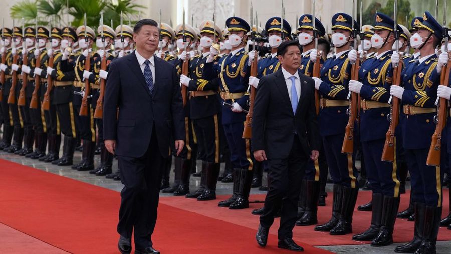 Presiden Tiongkok Xi Jinping dan Presiden Filipina Ferdinand Marcos Jr meninjau pasukan kehormatan selama upacara penyambutan di Aula Besar Rakyat di Beijing, Tiongkok 4 Januari 2023. (cnsphoto via REUTERS)