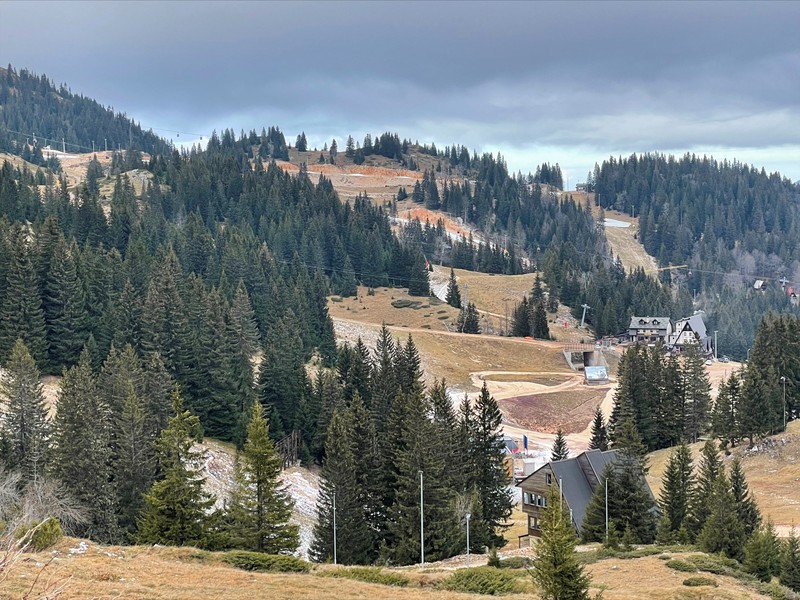 Pusat ski di gunung Jahorina terlihat di Sarajevo, Bosnia dan Herzegovina 4 Januari 2023. Pusat ski di gunung Jahorina terlihat di Sarajevo, Bosnia dan Herzegovina 4 Januari 2023. (REUTERS/Kirsten Donovan)