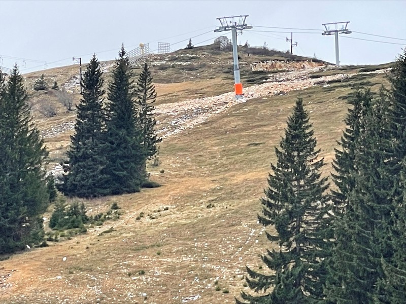 Pusat ski di gunung Jahorina terlihat di Sarajevo, Bosnia dan Herzegovina 4 Januari 2023. Pusat ski di gunung Jahorina terlihat di Sarajevo, Bosnia dan Herzegovina 4 Januari 2023. (REUTERS/Kirsten Donovan)