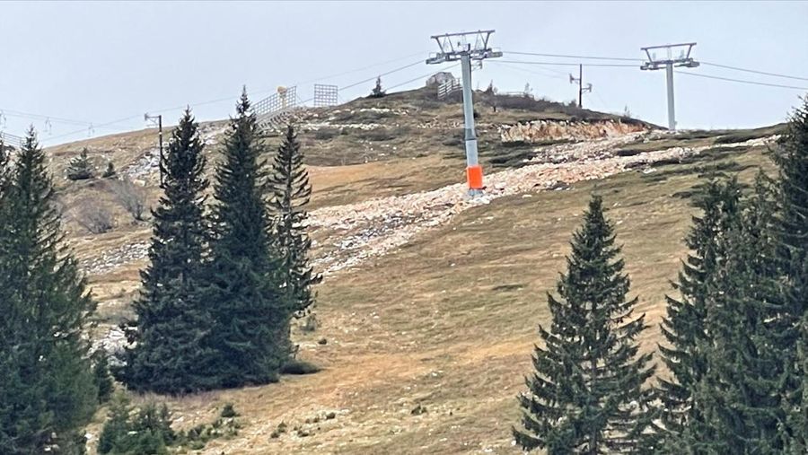 Pusat ski di gunung Jahorina terlihat di Sarajevo, Bosnia dan Herzegovina 4 Januari 2023. (REUTERS/Kirsten Donovan)