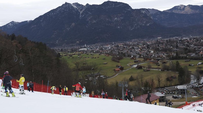 Pusat ski di gunung Jahorina terlihat di Sarajevo, Bosnia dan Herzegovina 4 Januari 2023. (REUTERS/Kirsten Donovan)