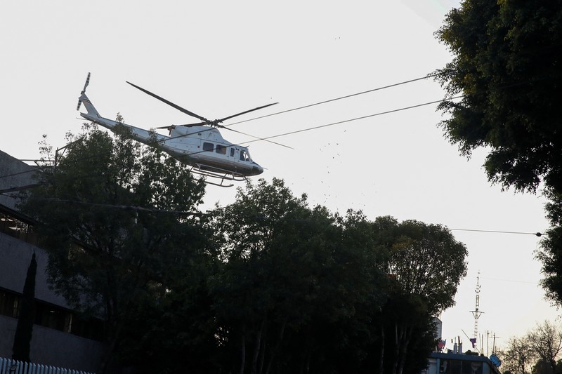 Kendaraan yang terbakar terlihat menghalangi jalan setelah gembong narkoba Ovidio Guzman ditangkap, di Culiacan, Sinaloa, Meksiko 5 Januari 2023. (Revista Espejo/Leo Espinoza/Handout via REUTERS)