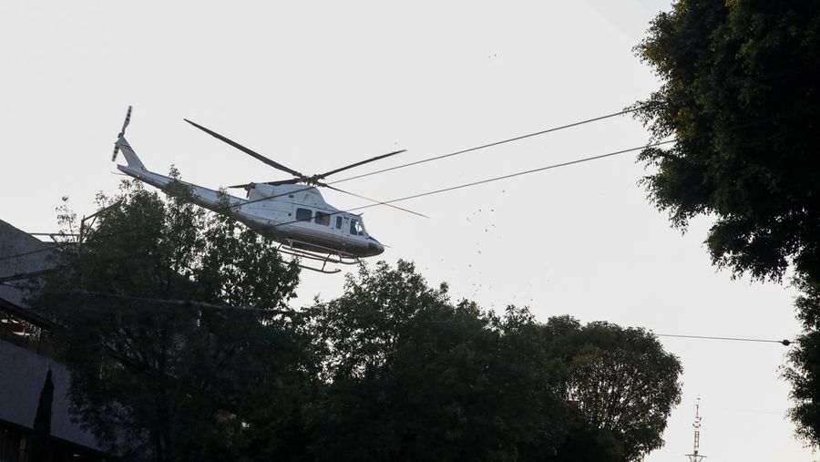 Kendaraan yang terbakar terlihat menghalangi jalan setelah gembong narkoba Ovidio Guzman ditangkap, di Culiacan, Sinaloa, Meksiko 5 Januari 2023. (Revista Espejo/Leo Espinoza/Handout via REUTERS)