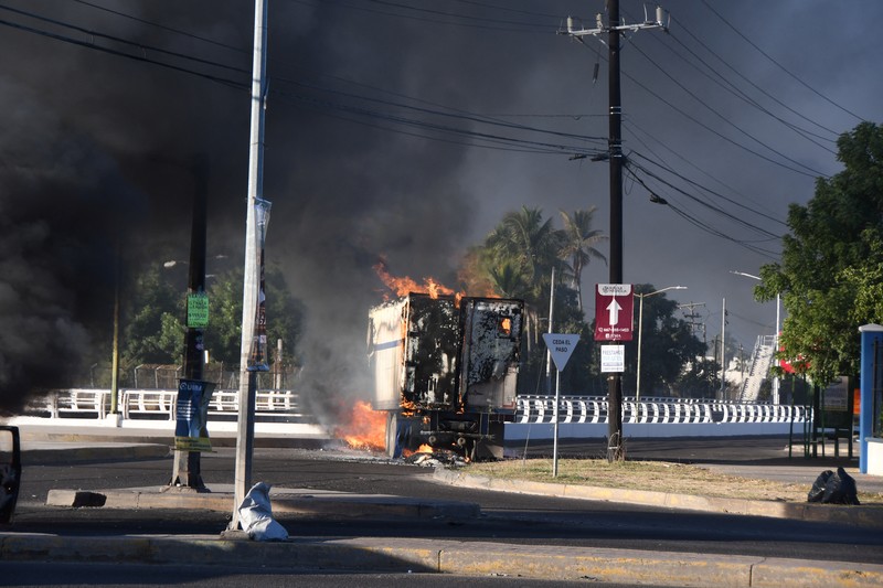 Kendaraan yang terbakar terlihat menghalangi jalan setelah gembong narkoba Ovidio Guzman ditangkap, di Culiacan, Sinaloa, Meksiko 5 Januari 2023. Kendaraan yang terbakar terlihat menghalangi jalan setelah gembong narkoba Ovidio Guzman ditangkap, di Culiacan, Sinaloa, Meksiko 5 Januari 2023. (Revista Espejo/Leo Espinoza/Handout via REUTERS)