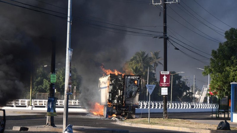 Kendaraan yang terbakar terlihat menghalangi jalan setelah gembong narkoba Ovidio Guzman ditangkap, di Culiacan, Sinaloa, Meksiko 5 Januari 2023. (Revista Espejo/Leo Espinoza/Handout via REUTERS)
