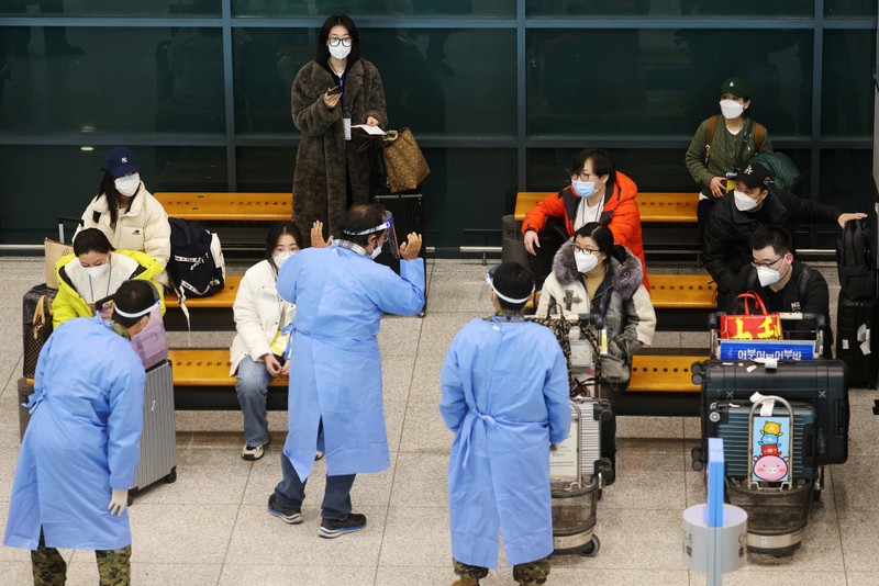 Penumpang menunggu kereta mereka tiba di stasiun kereta Beijing West menjelang tahun baru Imlek di Beijing pada 21 Januari 2023. Penumpang menunggu kereta mereka tiba di stasiun kereta Beijing West menjelang tahun baru Imlek di Beijing pada 21 Januari 2023. (NOEL CELIS/AFP via Getty Images)
