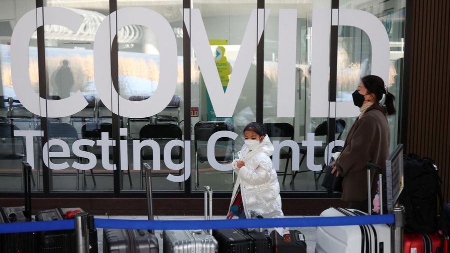 Seorang gadis Tionghoa melihat barang bawaan, berdiri di luar pusat pengujian penyakit virus corona (COVID-19) setibanya di Bandara Internasional Incheon di Incheon, Korea Selatan, 4 Januari 2023. (REUTERS/Kim Hong-Ji)