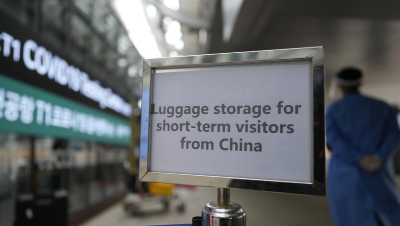 Petugas kesehatan memeriksa alat pelindung mereka di luar pusat pengujian COVID-19 di Bandara Internasional Incheon di Incheon, Korea Selatan, Kamis, 5 Januari 2023. (AP Photo/Lee Jin-man)