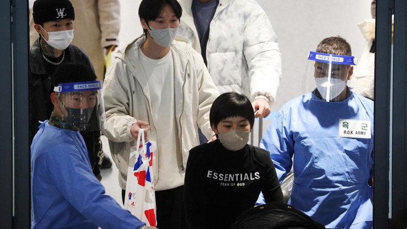 Petugas kesehatan memeriksa alat pelindung mereka di luar pusat pengujian COVID-19 di Bandara Internasional Incheon di Incheon, Korea Selatan, Kamis, 5 Januari 2023. (AP Photo/Lee Jin-man)