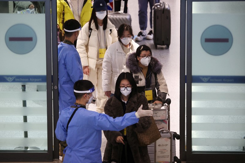 Penumpang menunggu kereta mereka tiba di stasiun kereta Beijing West menjelang tahun baru Imlek di Beijing pada 21 Januari 2023. (NOEL CELIS/AFP via Getty Images)