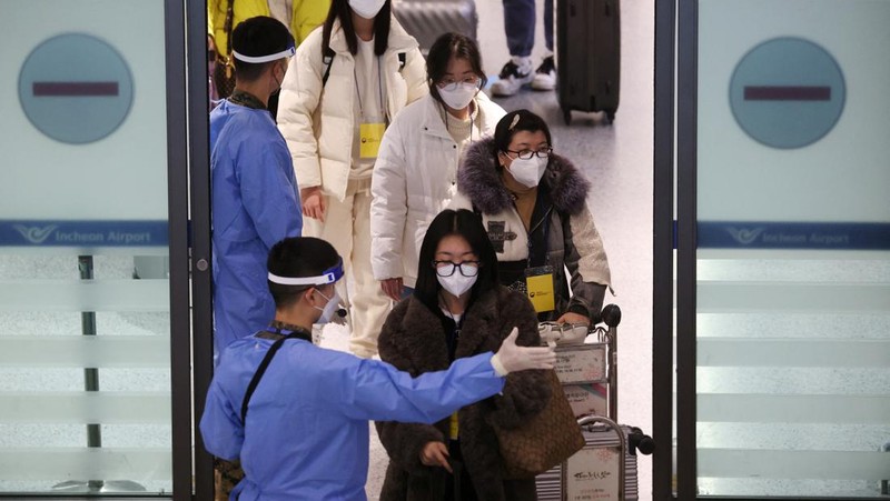 Penumpang menunggu kereta mereka tiba di stasiun kereta Beijing West menjelang tahun baru Imlek di Beijing pada 21 Januari 2023. (NOEL CELIS/AFP via Getty Images)