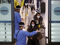 Potret Baru Covid Naik di Korsel hingga Warga China Kabur