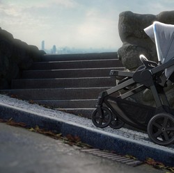 Stroller Ini Bisa Bergerak Sendiri, Tapi Tetap Harus Didorong