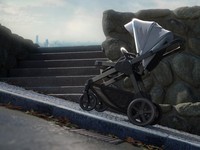 Stroller Ini Bisa Bergerak Sendiri, Tapi Tetap Harus Didorong