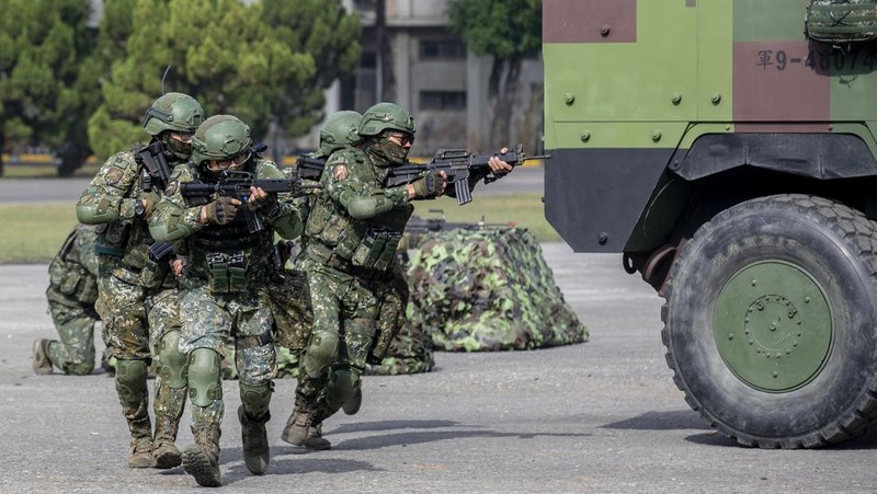 In this photo released by the Taiwan Presidential Office, soldiers take part in a drill during a visit by Taiwan's President Tsai Ing-wen, at a military base in Chiayi in southwestern Taiwan, Friday, Jan. 6, 2023. President Tsai visited a military base Friday to observe drills while rival China protested the passage of a U.S. Navy destroyer through the Taiwan Strait, as tensions between the sides showed no sign of abating in the new year. (Taiwan Presidential Office via AP)