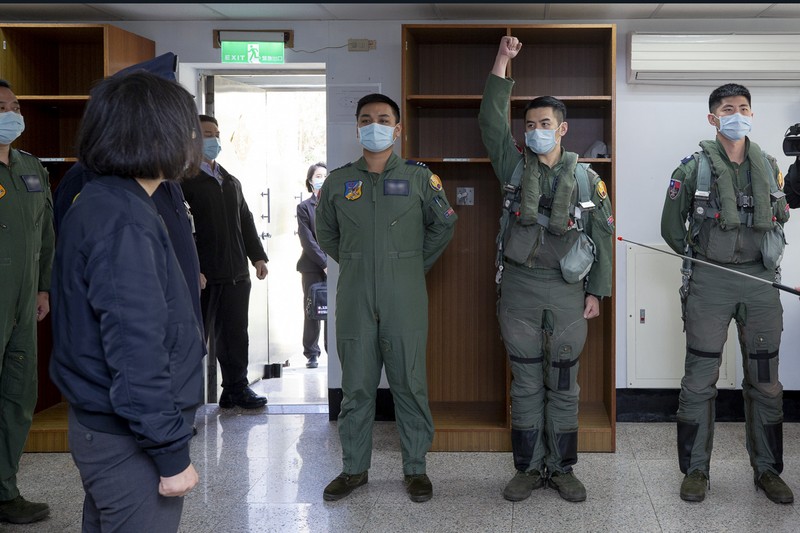 Taiwan China US In this photo released by the Taiwan Presidential Office, soldiers take part in a drill during a visit by Taiwan's President Tsai Ing-wen, at a military base in Chiayi in southwestern Taiwan, Friday, Jan. 6, 2023. President Tsai visited a military base Friday to observe drills while rival China protested the passage of a U.S. Navy destroyer through the Taiwan Strait, as tensions between the sides showed no sign of abating in the new year. (Taiwan Presidential Office via AP)