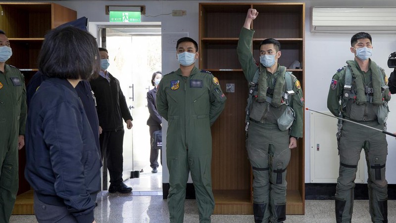 In this photo released by the Taiwan Presidential Office, soldiers take part in a drill during a visit by Taiwan's President Tsai Ing-wen, at a military base in Chiayi in southwestern Taiwan, Friday, Jan. 6, 2023. President Tsai visited a military base Friday to observe drills while rival China protested the passage of a U.S. Navy destroyer through the Taiwan Strait, as tensions between the sides showed no sign of abating in the new year. (Taiwan Presidential Office via AP)