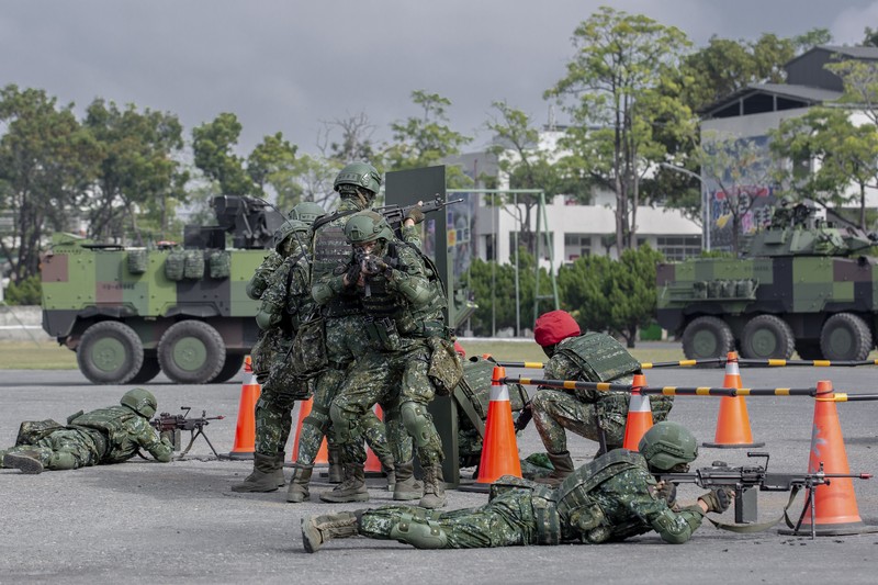 Taiwan China US In this photo released by the Taiwan Presidential Office, soldiers take part in a drill during a visit by Taiwan's President Tsai Ing-wen, at a military base in Chiayi in southwestern Taiwan, Friday, Jan. 6, 2023. President Tsai visited a military base Friday to observe drills while rival China protested the passage of a U.S. Navy destroyer through the Taiwan Strait, as tensions between the sides showed no sign of abating in the new year. (Taiwan Presidential Office via AP)