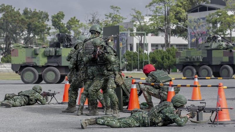 In this photo released by the Taiwan Presidential Office, soldiers take part in a drill during a visit by Taiwan's President Tsai Ing-wen, at a military base in Chiayi in southwestern Taiwan, Friday, Jan. 6, 2023. President Tsai visited a military base Friday to observe drills while rival China protested the passage of a U.S. Navy destroyer through the Taiwan Strait, as tensions between the sides showed no sign of abating in the new year. (Taiwan Presidential Office via AP)