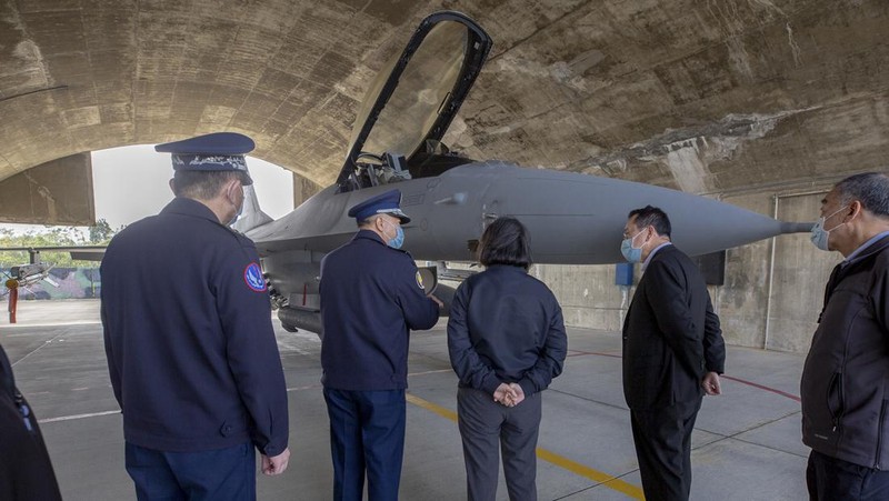 In this photo released by the Taiwan Presidential Office, soldiers take part in a drill during a visit by Taiwan's President Tsai Ing-wen, at a military base in Chiayi in southwestern Taiwan, Friday, Jan. 6, 2023. President Tsai visited a military base Friday to observe drills while rival China protested the passage of a U.S. Navy destroyer through the Taiwan Strait, as tensions between the sides showed no sign of abating in the new year. (Taiwan Presidential Office via AP)