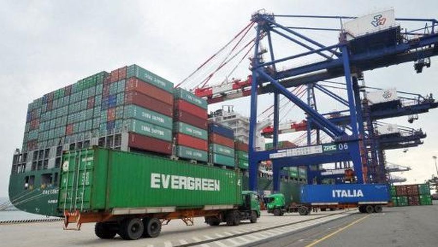 Container trucks drive to along a pier at Taiwan's northern Taipei Port which lies south of the Tamshui River, in the Bali district of New Taipei City on October 9, 2012. Taiwan said on October 8 that exports rose in September from a year earlier, breaking a six-month string of declines, as a surge in shipments to China and the rest of Asia offset a slump in Europe-bound goods. AFP PHOTO / Mandy CHENG (Photo by Mandy Cheng / AFP)