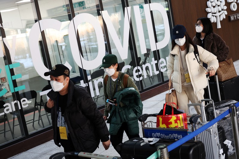 Penumpang menunggu kereta mereka tiba di stasiun kereta Beijing West menjelang tahun baru Imlek di Beijing pada 21 Januari 2023. Penumpang menunggu kereta mereka tiba di stasiun kereta Beijing West menjelang tahun baru Imlek di Beijing pada 21 Januari 2023. (NOEL CELIS/AFP via Getty Images)