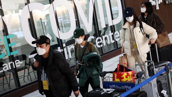 Turis China memasuki pusat pengujian penyakit virus corona (COVID-19) setibanya mereka di Bandara Internasional Incheon di Incheon, Korea Selatan, 4 Januari 2023. (REUTERS/Kim Hong-Ji)