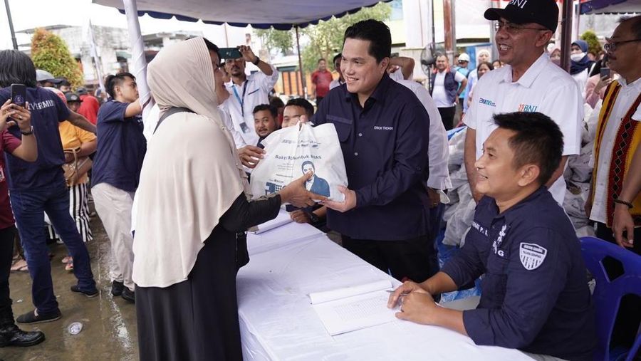 *Bakti BUMN untuk Gunungsitoli, BNI Meriahkan Bazaar UMKM dan Pasar Murah untuk Rakyat* -- Menteri BUMN Erick Thohir (tengah) bersama Pemimpin Wilayah 01 BNI Tedi Muhamad Isman (kanan) dalam Bazaar UMKM dan Pasar Murah untuk Rakyat digelar di Taman Kota Gunungsitoli, Nias, Sumatera Utara, Sabtu (7/1/2023).