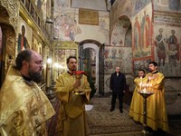 Sendirian, Putin Khusyuk Jalani Ibadah Natal Ortodoks