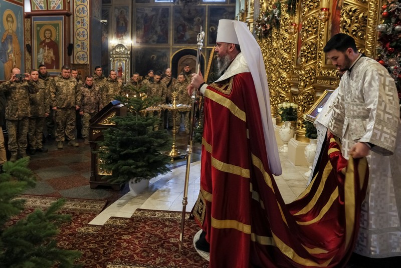 UKRAINE-CRISIS/ARMY-PRAYERS Ukrainian servicemen attend a special service for Ukrainian Armed Forces at Mikhailovsky Zlatoverkhy Cathedral (St. Michael's Golden-Domed Cathedral) inaugurating Orthodox Christmas celebrations, amid Russia's attack on Ukraine, in central Kyiv, Ukraine January 6, 2023. REUTERS/Gleb Garanich