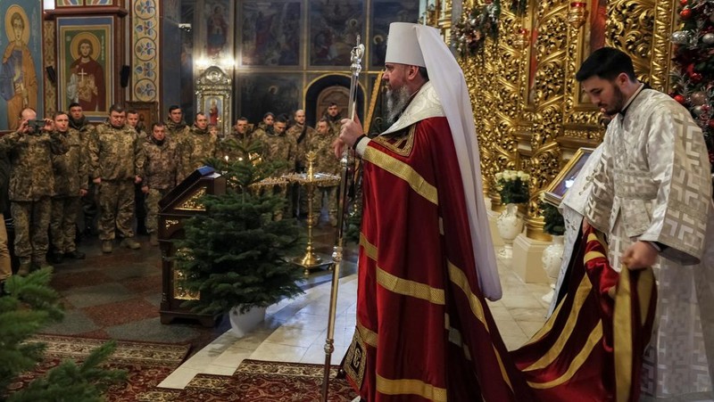 Ukrainian servicemen attend a special service for Ukrainian Armed Forces at Mikhailovsky Zlatoverkhy Cathedral (St. Michael's Golden-Domed Cathedral) inaugurating Orthodox Christmas celebrations, amid Russia's attack on Ukraine, in central Kyiv, Ukraine January 6, 2023. REUTERS/Gleb Garanich