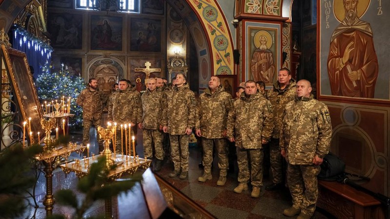 Ukrainian servicemen attend a special service for Ukrainian Armed Forces at Mikhailovsky Zlatoverkhy Cathedral (St. Michael's Golden-Domed Cathedral) inaugurating Orthodox Christmas celebrations, amid Russia's attack on Ukraine, in central Kyiv, Ukraine January 6, 2023. REUTERS/Gleb Garanich