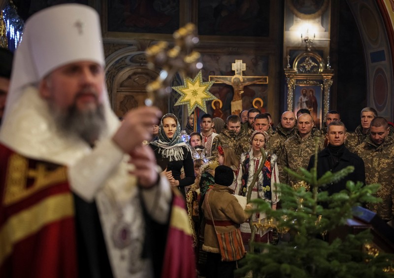 UKRAINE-CRISIS/ARMY-PRAYERS Ukrainian servicemen attend a special service for Ukrainian Armed Forces at Mikhailovsky Zlatoverkhy Cathedral (St. Michael's Golden-Domed Cathedral) inaugurating Orthodox Christmas celebrations, amid Russia's attack on Ukraine, in central Kyiv, Ukraine January 6, 2023. REUTERS/Gleb Garanich