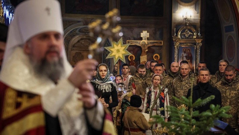 Ukrainian servicemen attend a special service for Ukrainian Armed Forces at Mikhailovsky Zlatoverkhy Cathedral (St. Michael's Golden-Domed Cathedral) inaugurating Orthodox Christmas celebrations, amid Russia's attack on Ukraine, in central Kyiv, Ukraine January 6, 2023. REUTERS/Gleb Garanich
