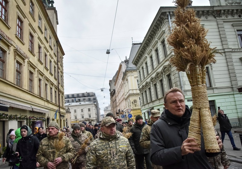Ukrainian servicemen attend a special service for Ukrainian Armed Forces at Mikhailovsky Zlatoverkhy Cathedral (St. Michael's Golden-Domed Cathedral) inaugurating Orthodox Christmas celebrations, amid Russia's attack on Ukraine, in central Kyiv, Ukraine January 6, 2023. REUTERS/Gleb Garanich