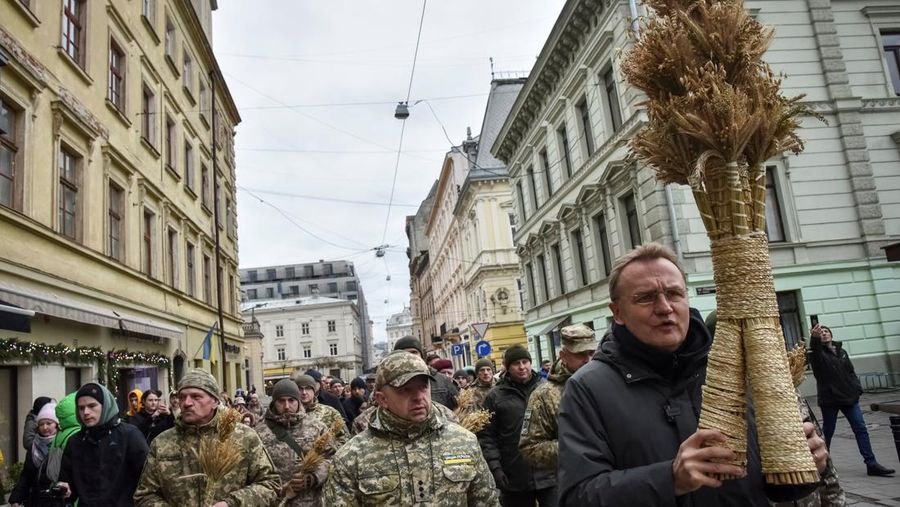 Ukrainian servicemen attend a special service for Ukrainian Armed Forces at Mikhailovsky Zlatoverkhy Cathedral (St. Michael's Golden-Domed Cathedral) inaugurating Orthodox Christmas celebrations, amid Russia's attack on Ukraine, in central Kyiv, Ukraine January 6, 2023. REUTERS/Gleb Garanich