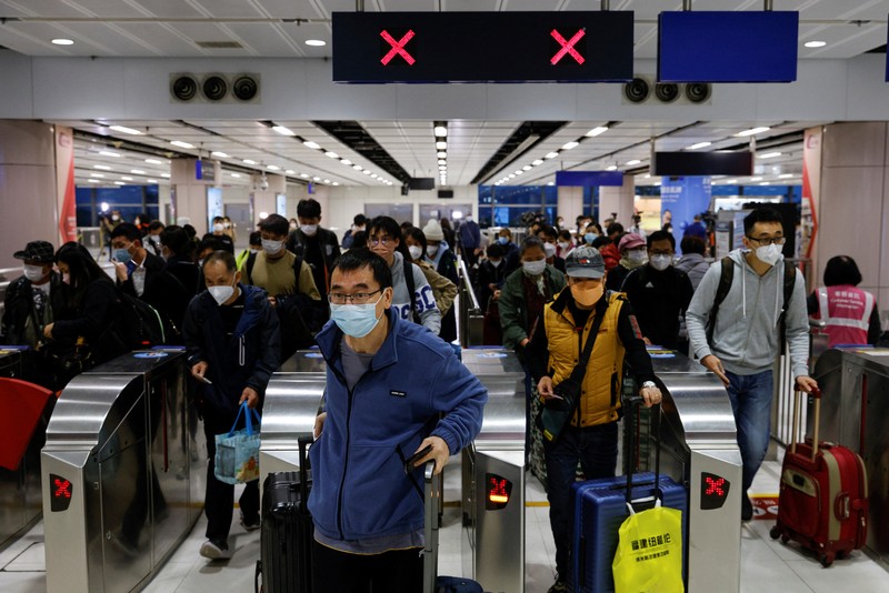 HEALTH-CORONAVIRUS/HONGKONG Travellers arrive at Hong Kong's Lok Ma Chau border checkpoint on the first day China reopens the border amid the coronavirus disease (COVID-19) pandemic in Hong Kong, China, January 8, 2023. REUTERS/Tyrone Siu