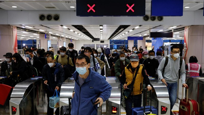 Travellers arrive at Hong Kong's Lok Ma Chau border checkpoint on the first day China reopens the border amid the coronavirus disease (COVID-19) pandemic in Hong Kong, China, January 8, 2023. REUTERS/Tyrone Siu