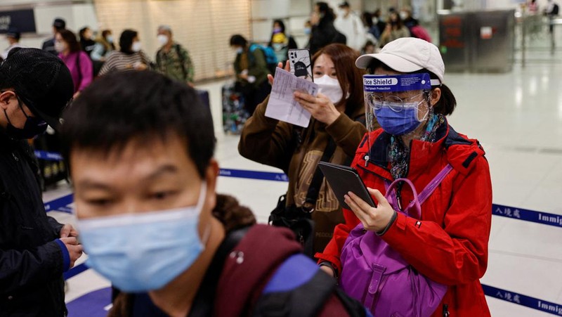 Travellers arrive at Hong Kong's Lok Ma Chau border checkpoint on the first day China reopens the border amid the coronavirus disease (COVID-19) pandemic in Hong Kong, China, January 8, 2023. REUTERS/Tyrone Siu