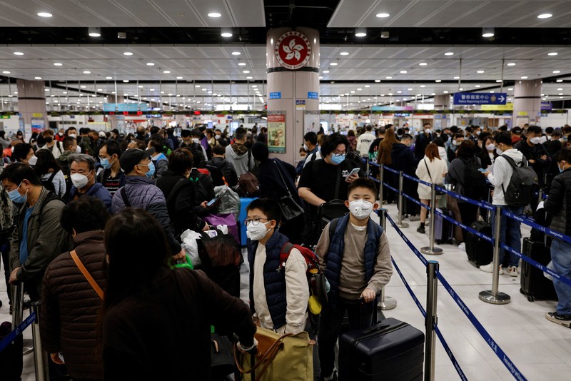 Travellers arrive at Hong Kong's Lok Ma Chau border checkpoint on the first day China reopens the border amid the coronavirus disease (COVID-19) pandemic in Hong Kong, China, January 8, 2023. REUTERS/Tyrone Siu