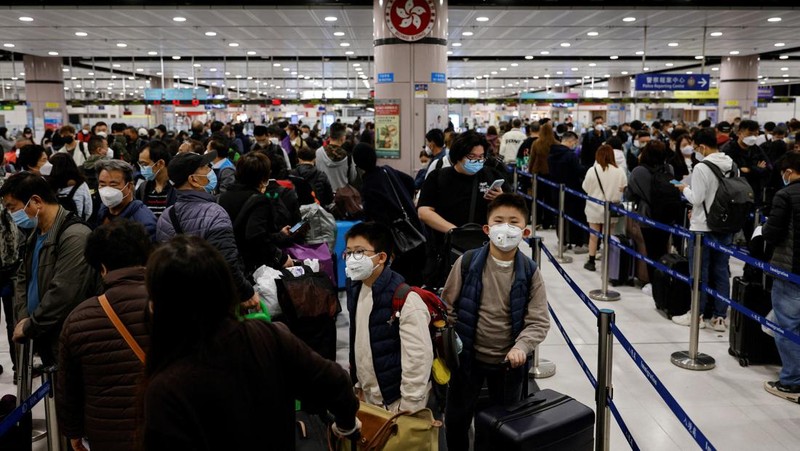 Travellers arrive at Hong Kong's Lok Ma Chau border checkpoint on the first day China reopens the border amid the coronavirus disease (COVID-19) pandemic in Hong Kong, China, January 8, 2023. REUTERS/Tyrone Siu