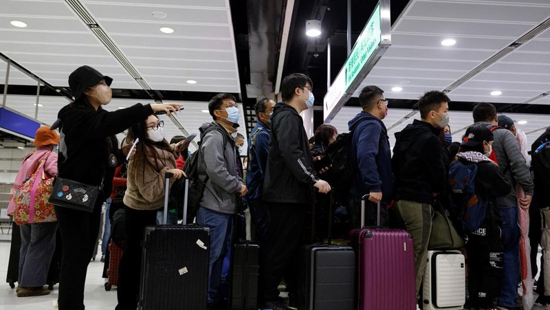 Travellers arrive at Hong Kong's Lok Ma Chau border checkpoint on the first day China reopens the border amid the coronavirus disease (COVID-19) pandemic in Hong Kong, China, January 8, 2023. REUTERS/Tyrone Siu